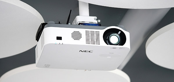 NEC P502HL in Meetingroom 